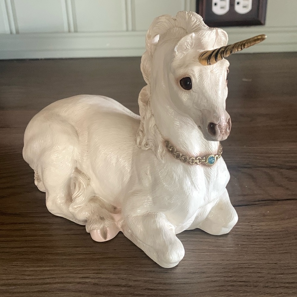 Unicorn Statue